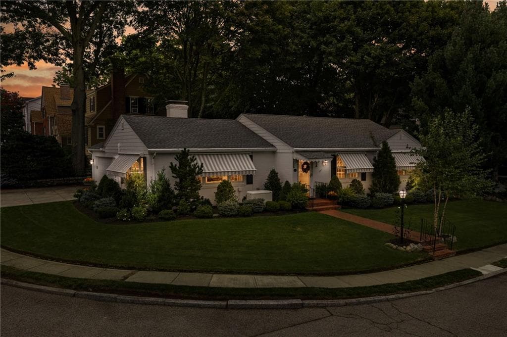 Single Family Residence at 60 Alhambra Circle, Cranston, photo 5 of 46