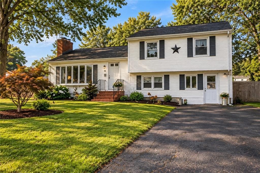 Single Family Residence at 24 Parkside Way, North Kingstown, photo 2 of 26