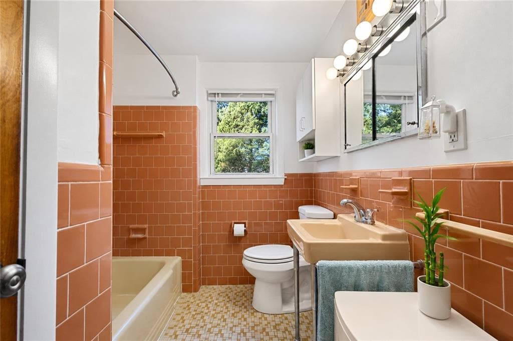 Single Family Residence at 24 Parkside Way, North Kingstown, photo 16 of 26