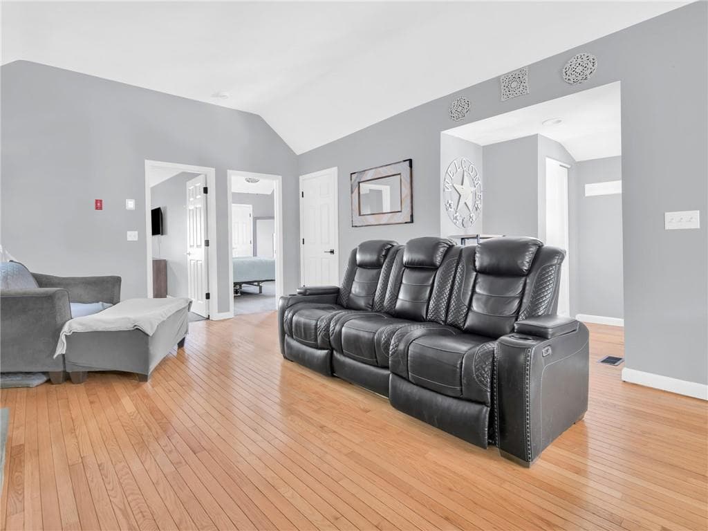 Single Family Residence at 37 Oxford Avenue, Warwick, photo 12 of 27