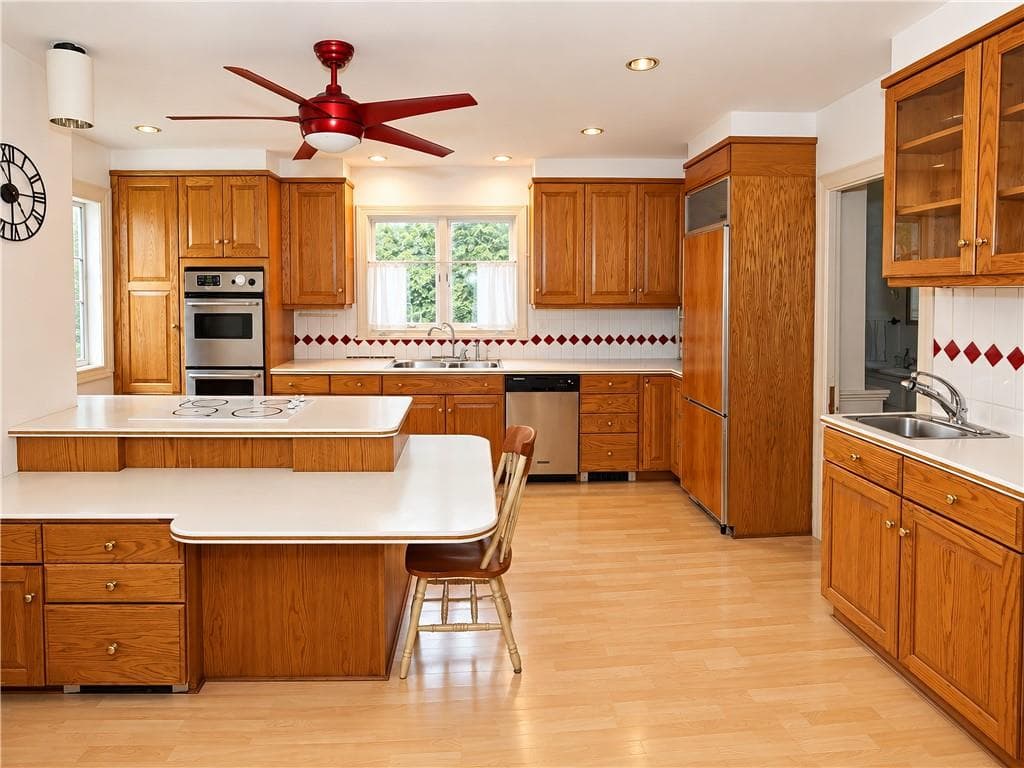 Single Family Residence at 307 Slocum Road, Dartmouth, photo 12 of 48