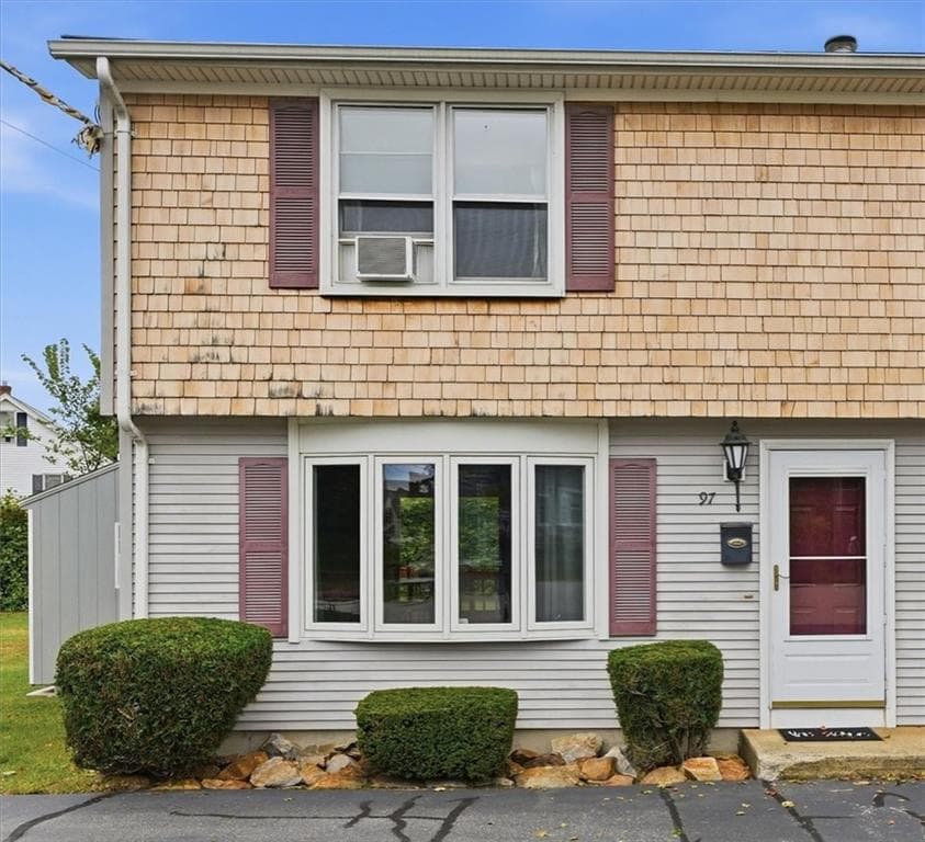 Condominium at 97 Reed Street, Warwick, photo 2 of 39