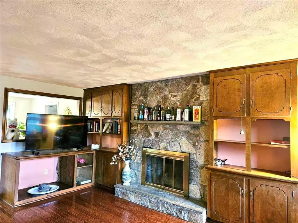 Single Family Residence at 3 Kirker Drive, East Greenwich, photo 10 of 42