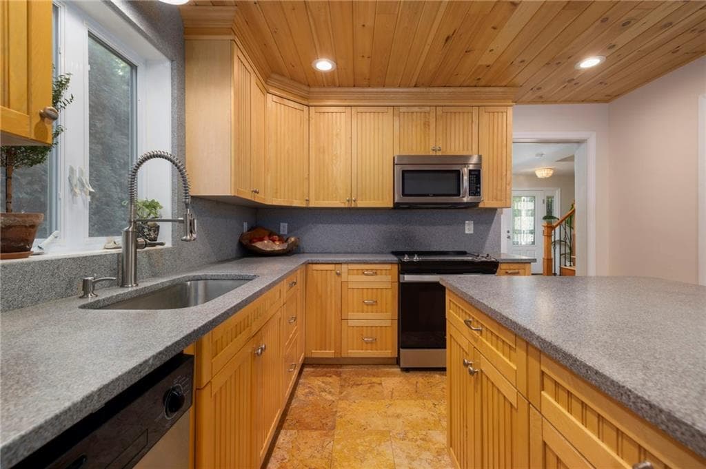 Single Family Residence at 388 Shore acres Avenue, North Kingstown, photo 10 of 31
