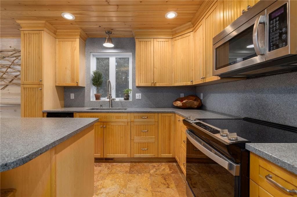 Single Family Residence at 388 Shore acres Avenue, North Kingstown, photo 11 of 31