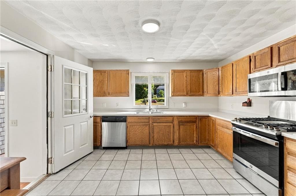 Single Family Residence at 10 Erin Drive, South Kingstown, photo 17 of 43