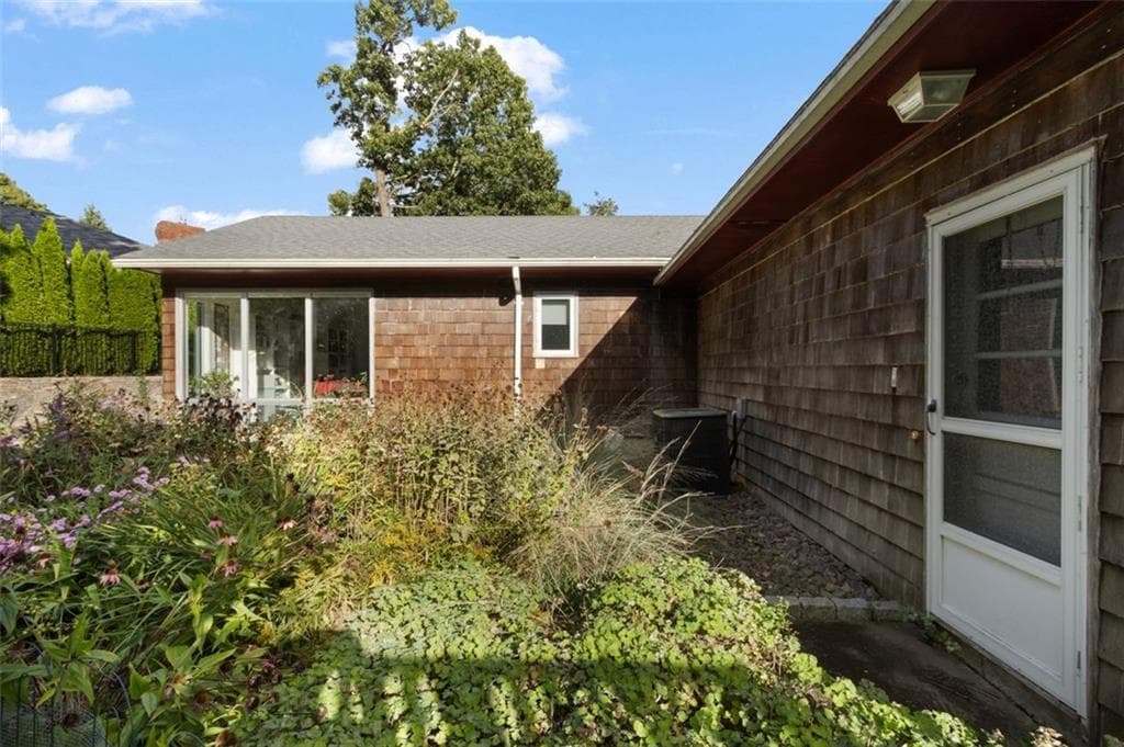Single Family Residence at 6 Cold Brook Court, Cranston, photo 18 of 50