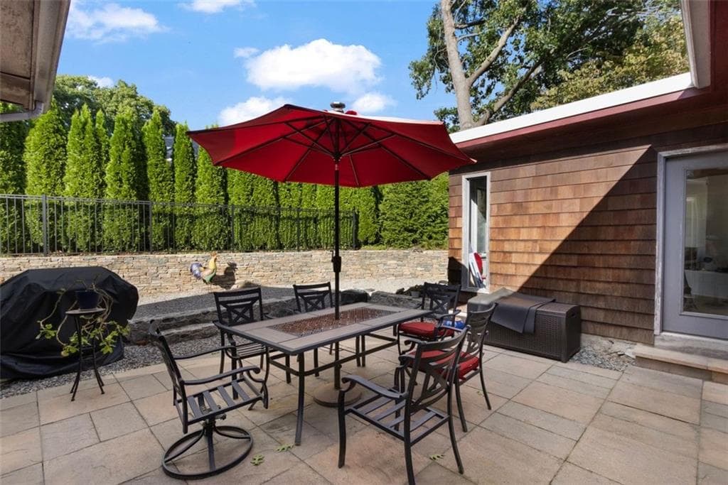 Single Family Residence at 6 Cold Brook Court, Cranston, photo 11 of 50