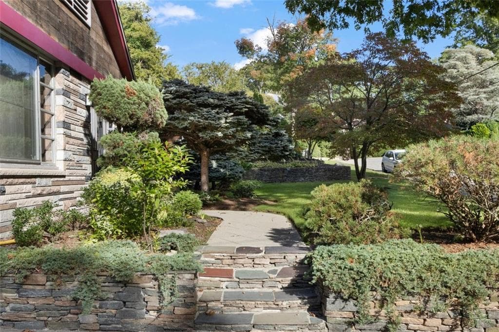 Single Family Residence at 6 Cold Brook Court, Cranston, photo 4 of 50