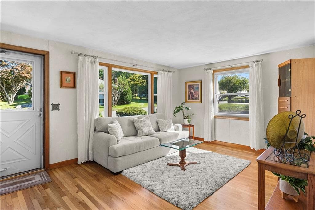 Single Family Residence at 114 Redwood Road, Portsmouth, photo 2 of 24
