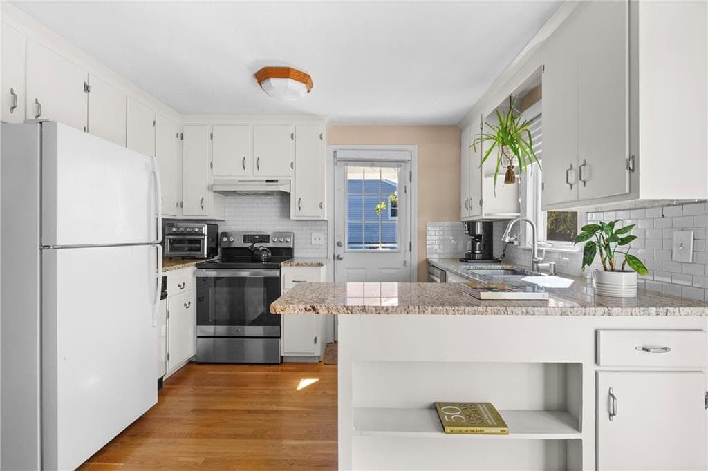 Single Family Residence at 114 Redwood Road, Portsmouth, photo 5 of 24
