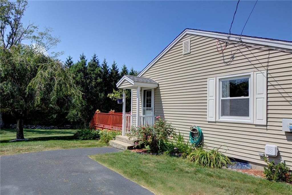Single Family Residence at 114 Redwood Road, Portsmouth, photo 19 of 24