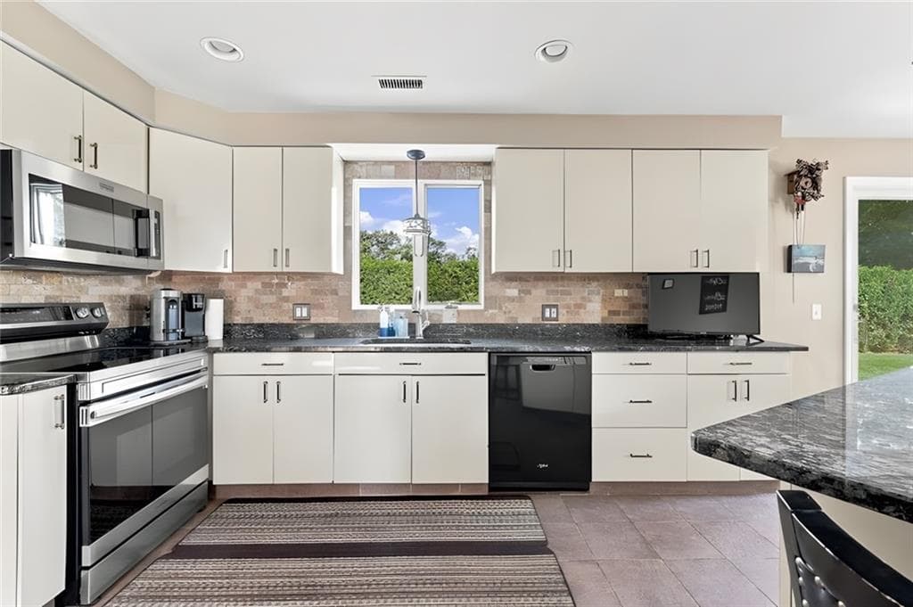 Single Family Residence at 8 Lake View Court, Johnston, photo 11 of 23