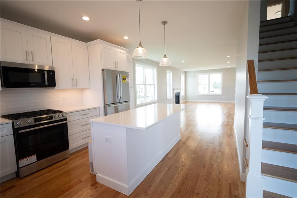 Single Family Residence at 25 Bunker Hill Crossing, Portsmouth, photo 6 of 10