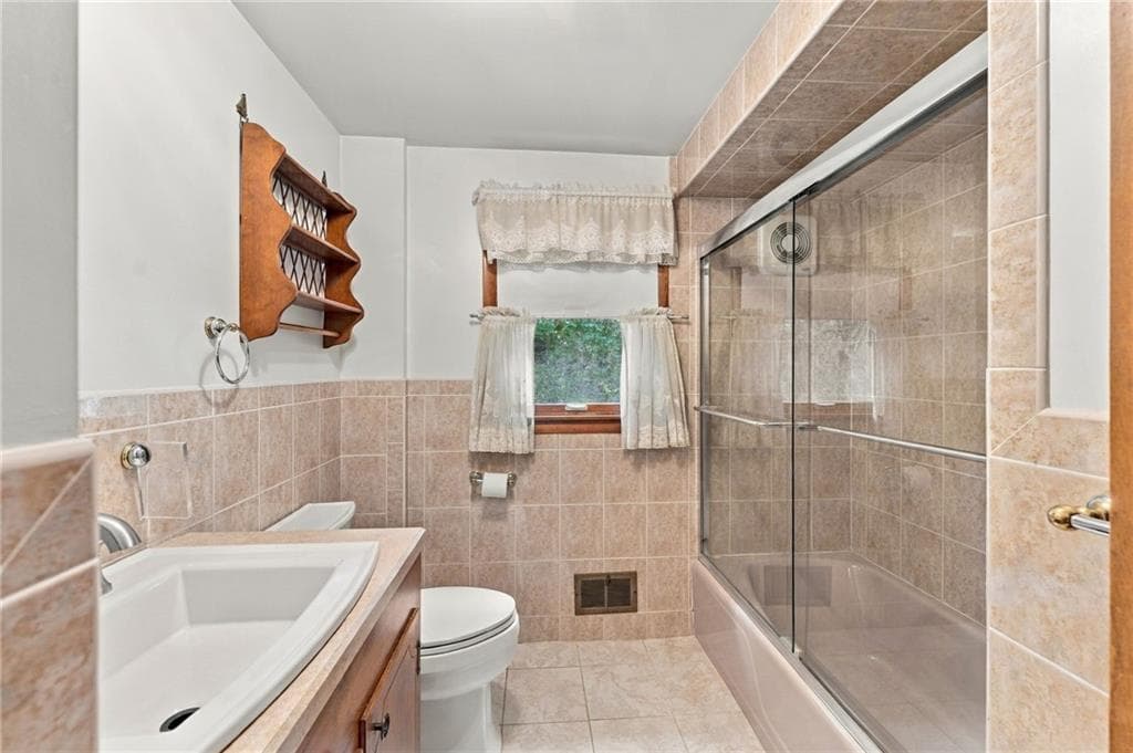 Single Family Residence at 80 Herschel Street, Providence, photo 8 of 44