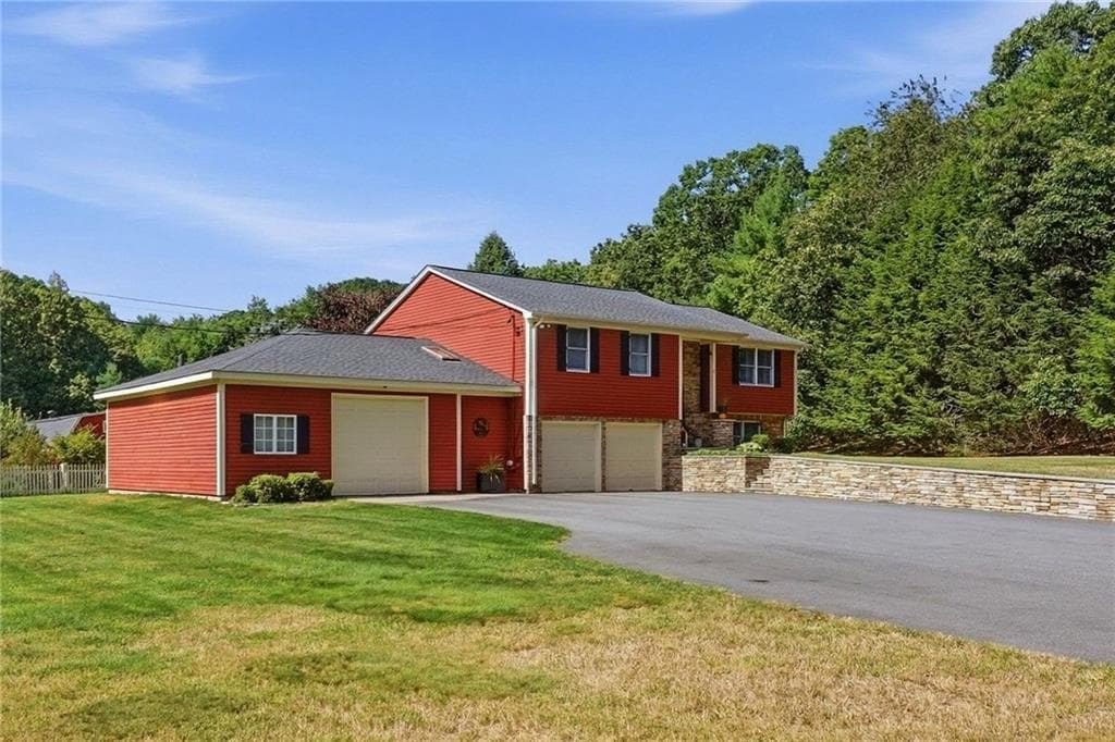 Single Family Residence at 21 Wysteria Lane, Cumberland, photo 2 of 24