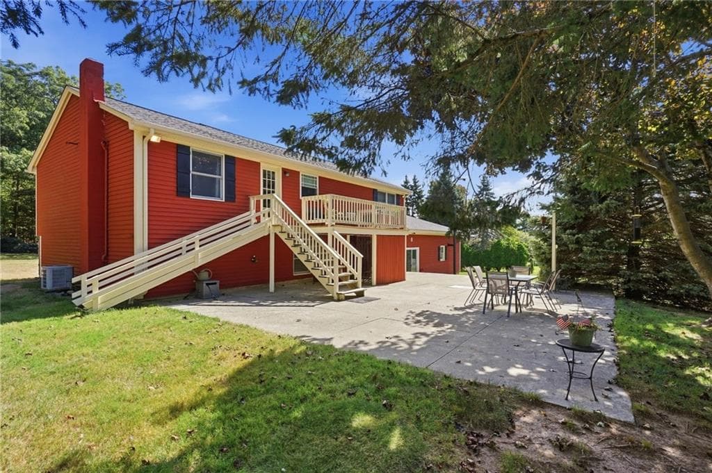Single Family Residence at 21 Wysteria Lane, Cumberland, photo 18 of 24