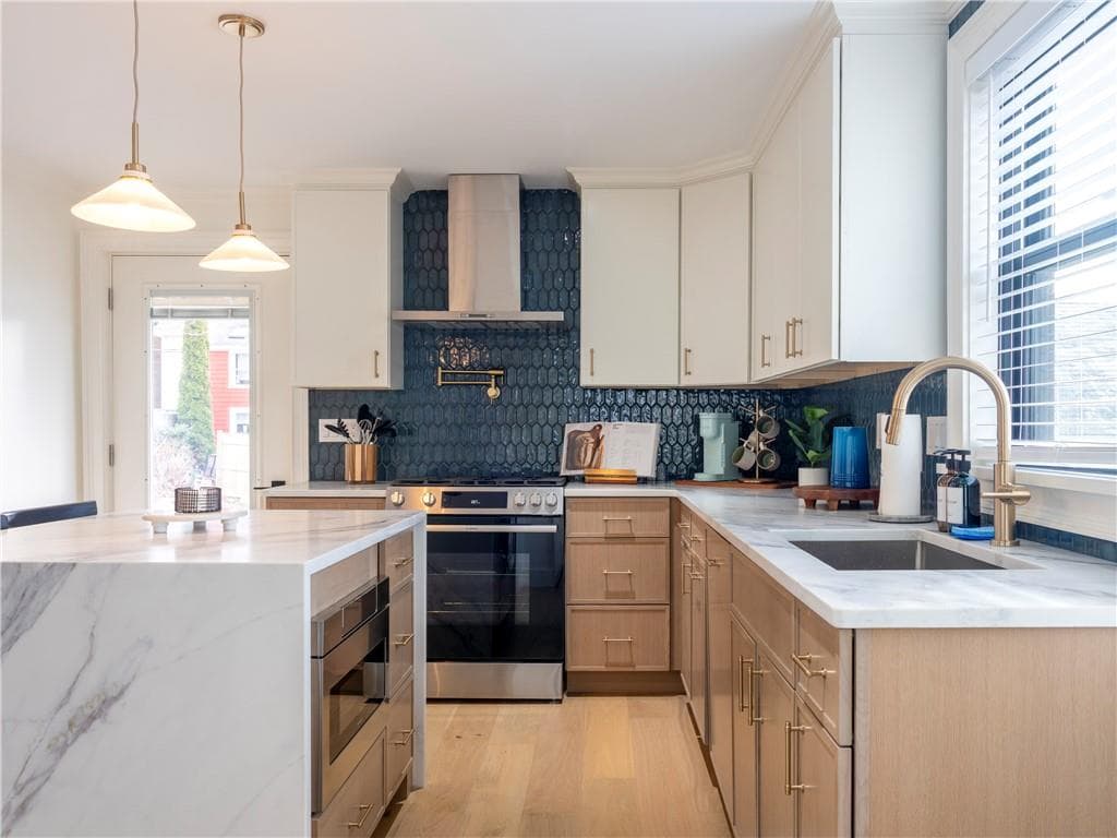Condominium at 7 Dearborn Street UNIT 2, Newport, photo 17 of 29