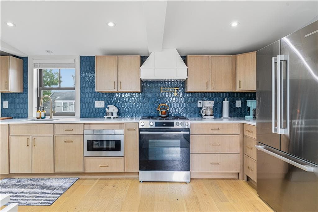 Condominium at 7 Dearborn Street UNIT 3, Newport, photo 13 of 20