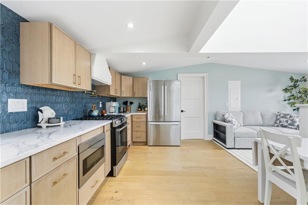 Condominium at 7 Dearborn Street UNIT 3, Newport, photo 14 of 20