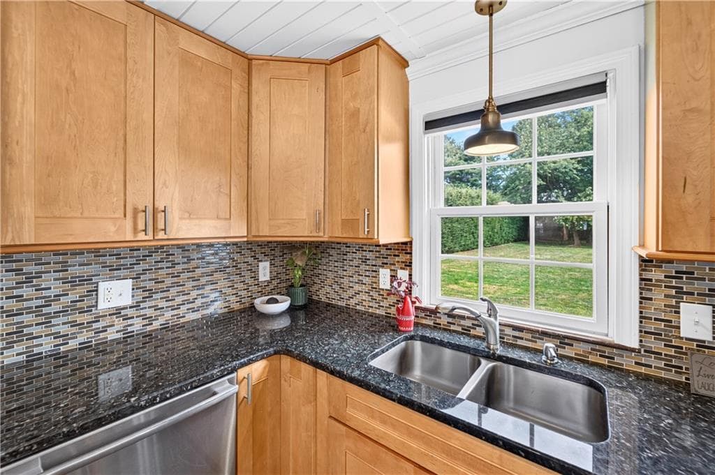 Single Family Residence at 112 Greenwich Avenue, Warwick, photo 5 of 40