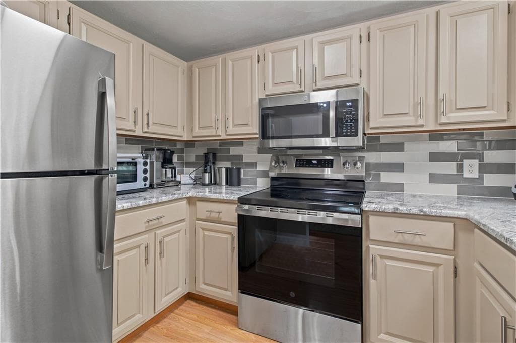 Condominium at 30 Eagle Run UNIT B, Warwick, photo 10 of 27