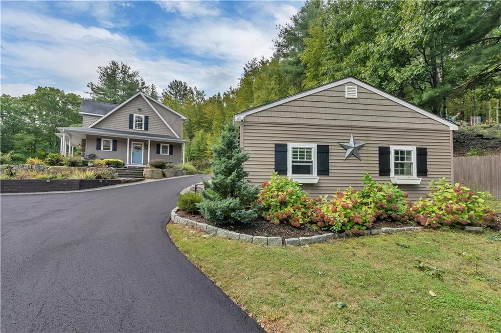 Single Family Residence at 68 Wolf Hill Road, Smithfield, photo 2 of 47