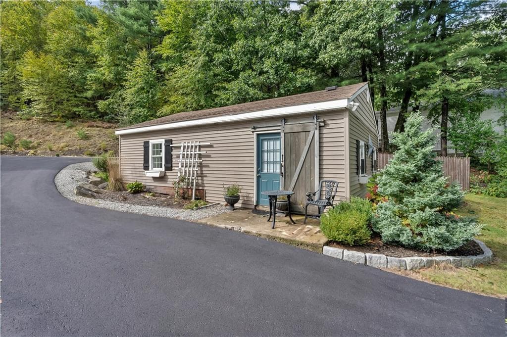 Single Family Residence at 68 Wolf Hill Road, Smithfield, photo 6 of 47