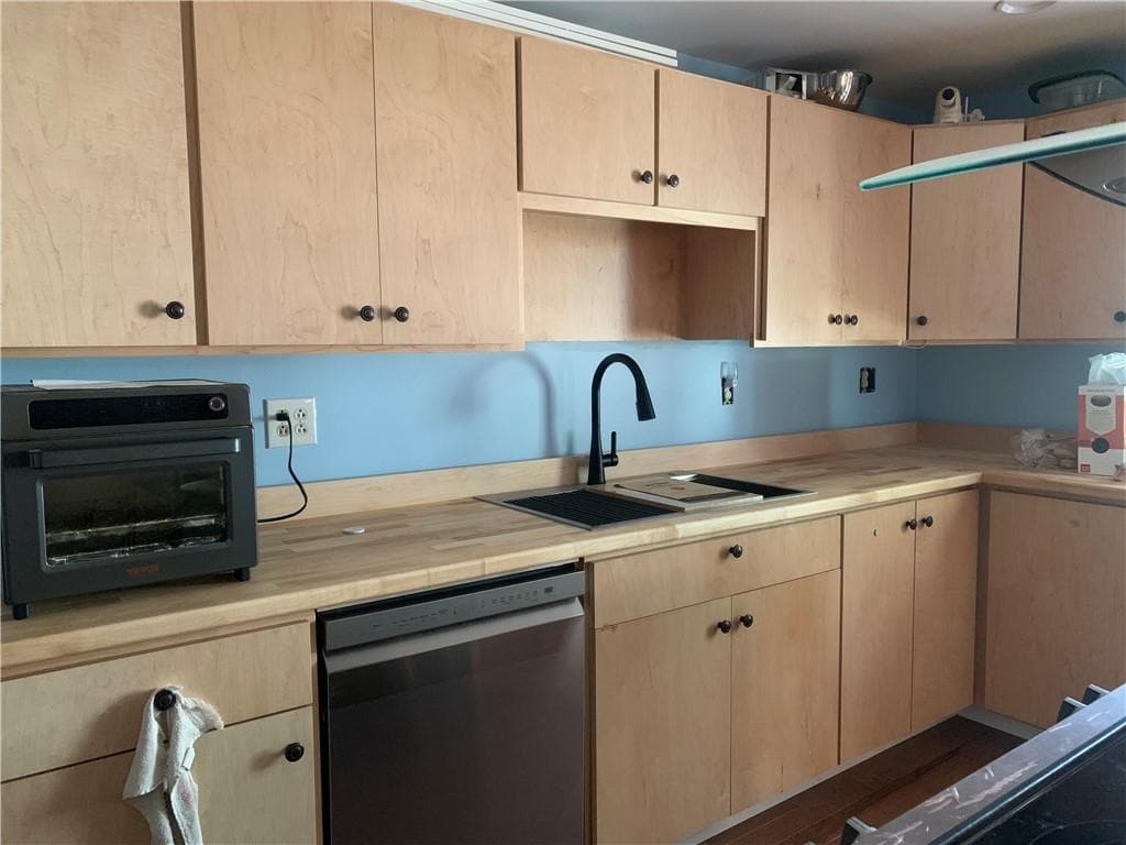 Single Family Residence at 1176 Mendon Road, Woonsocket, photo 5 of 12