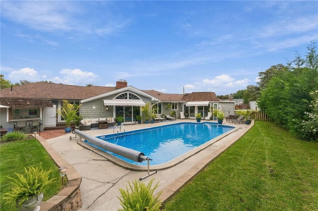 Single Family Residence at 21 Lawnacre Drive, Cranston, photo 11 of 50