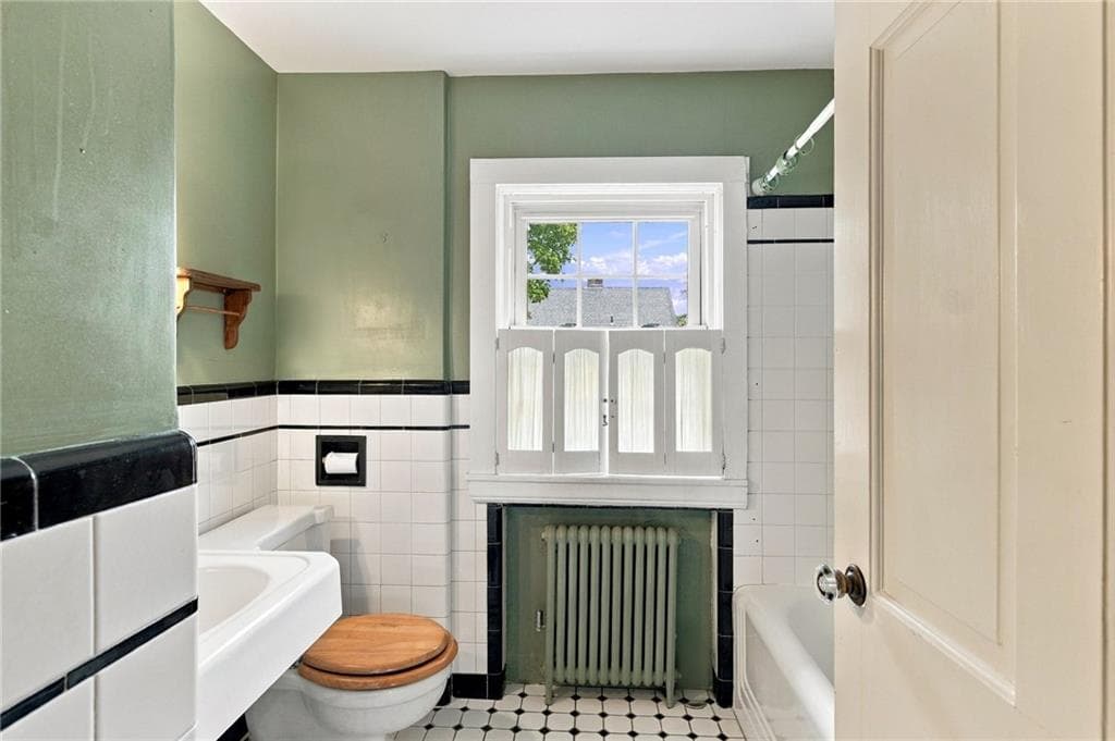 Single Family Residence at 14 Englewood Lane, Warwick, photo 25 of 34