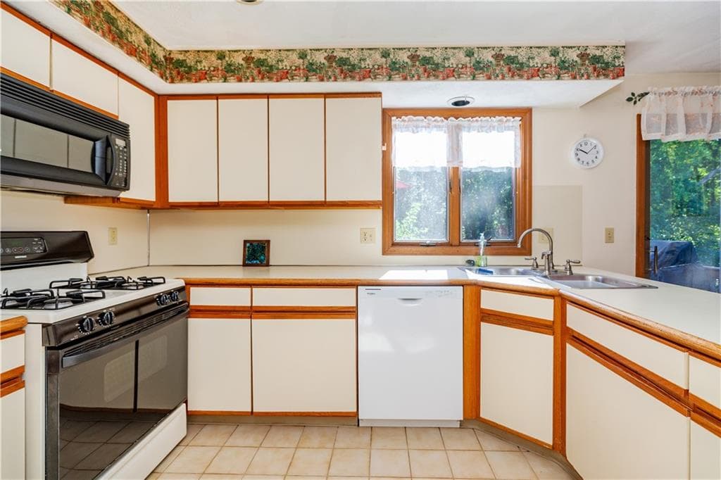 Condominium at 75 Glen Drive UNIT 1D, West Warwick, photo 13 of 49