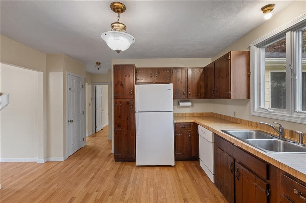 Single Family Residence at 5 Kimberly Ann Drive, Smithfield, photo 9 of 38