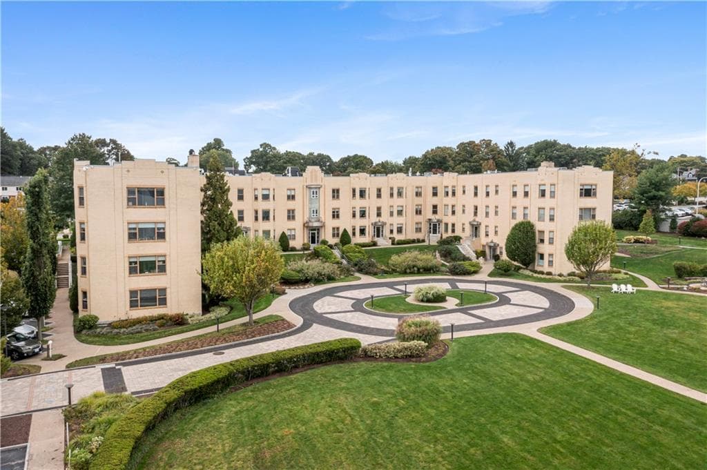 Condominium at 1180 Narragansett Boulevard UNIT F2, Cranston, photo 3 of 40