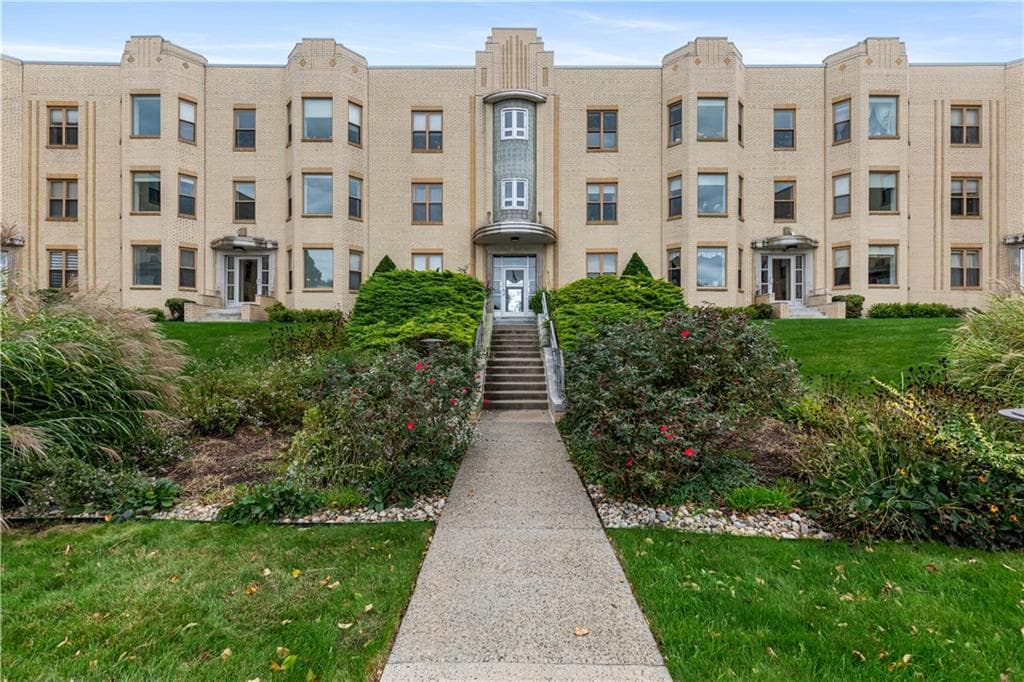 Condominium at 1180 Narragansett Boulevard UNIT F2, Cranston, photo 4 of 40