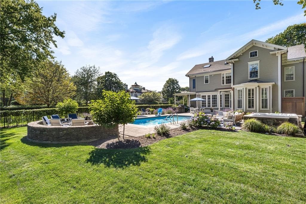 Single Family Residence at 29 Greenough Place, Newport, photo 5 of 41