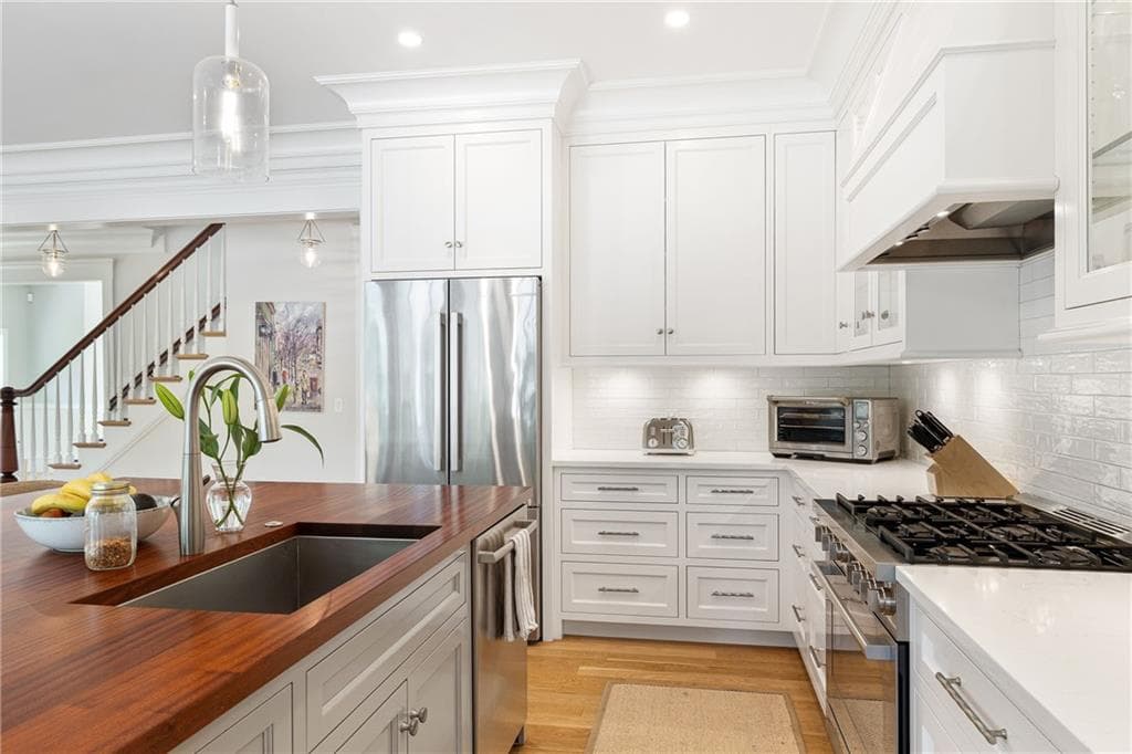 Single Family Residence at 29 Greenough Place, Newport, photo 9 of 41