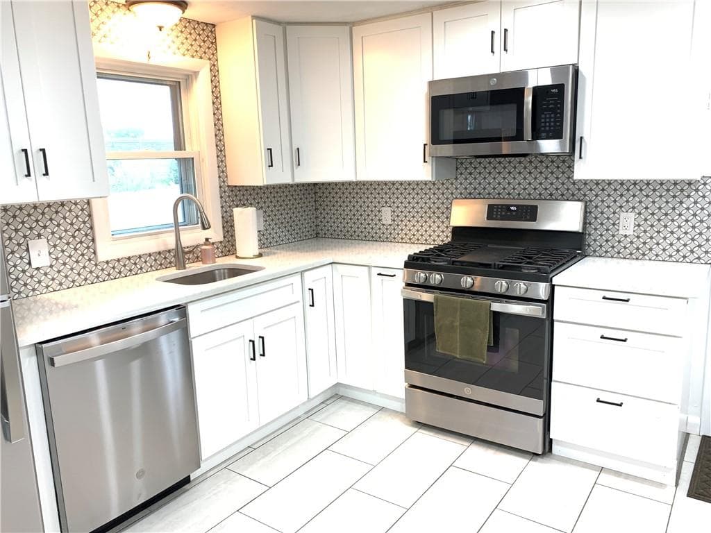 Single Family Residence at 66 Palace Avenue, Warwick, photo 6 of 42