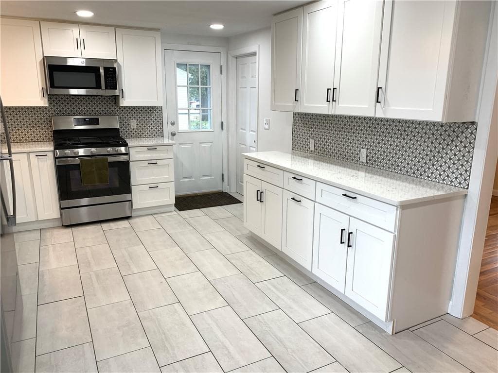 Single Family Residence at 66 Palace Avenue, Warwick, photo 5 of 42