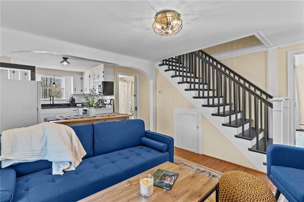 Single Family Residence at 439 Farnum Pike, Smithfield, photo 6 of 31