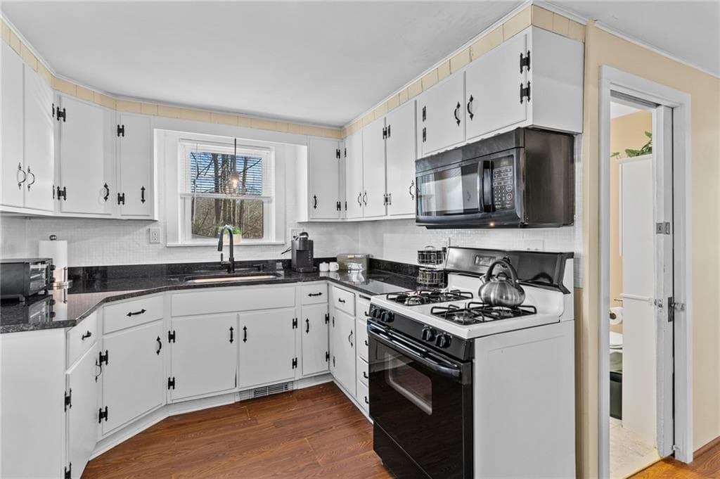Single Family Residence at 439 Farnum Pike, Smithfield, photo 10 of 31
