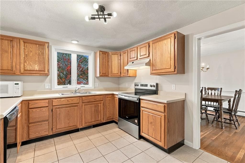 Single Family Residence at 16 Woodside Avenue, Cumberland, photo 12 of 45