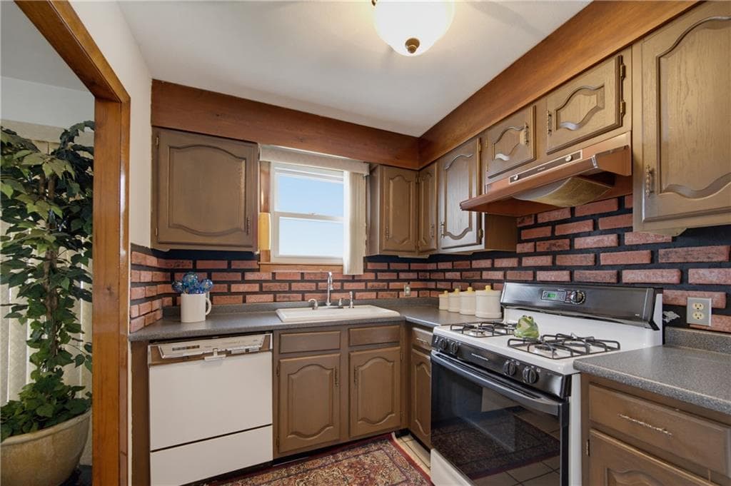 Single Family Residence at 11 Old Barrington Road, East Providence, photo 13 of 43