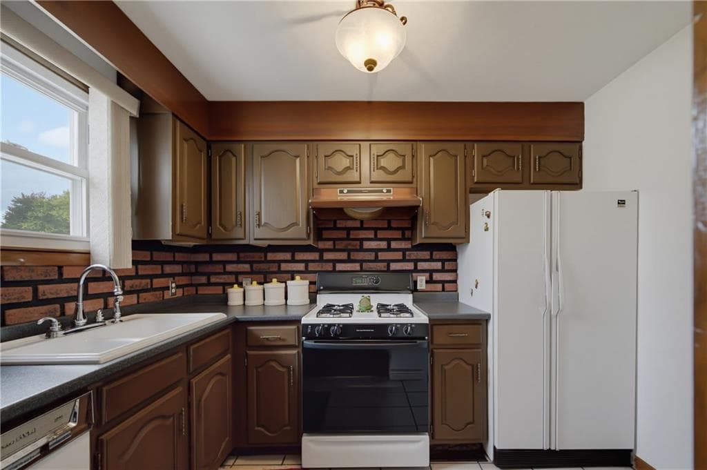 Single Family Residence at 11 Old Barrington Road, East Providence, photo 12 of 43