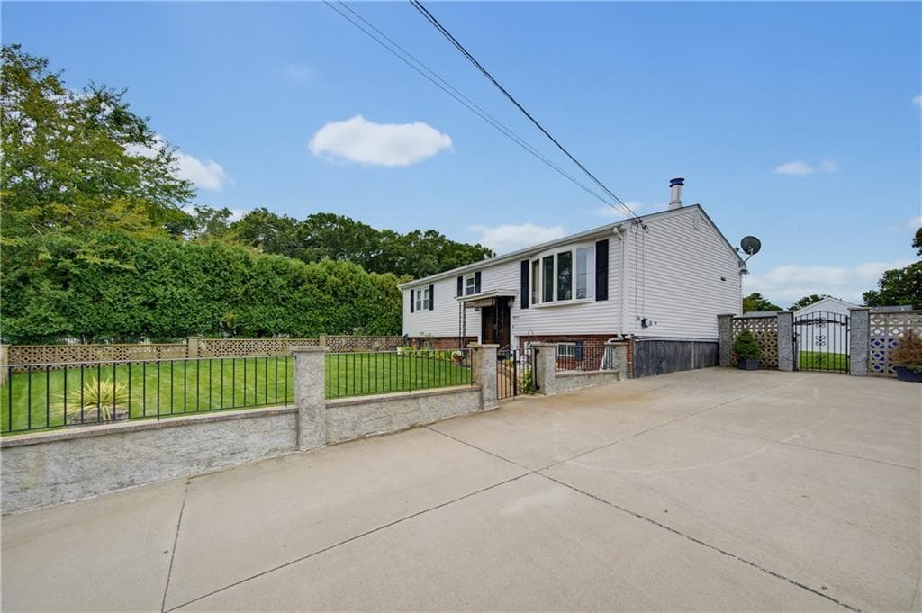 Single Family Residence at 11 Old Barrington Road, East Providence, photo 5 of 43