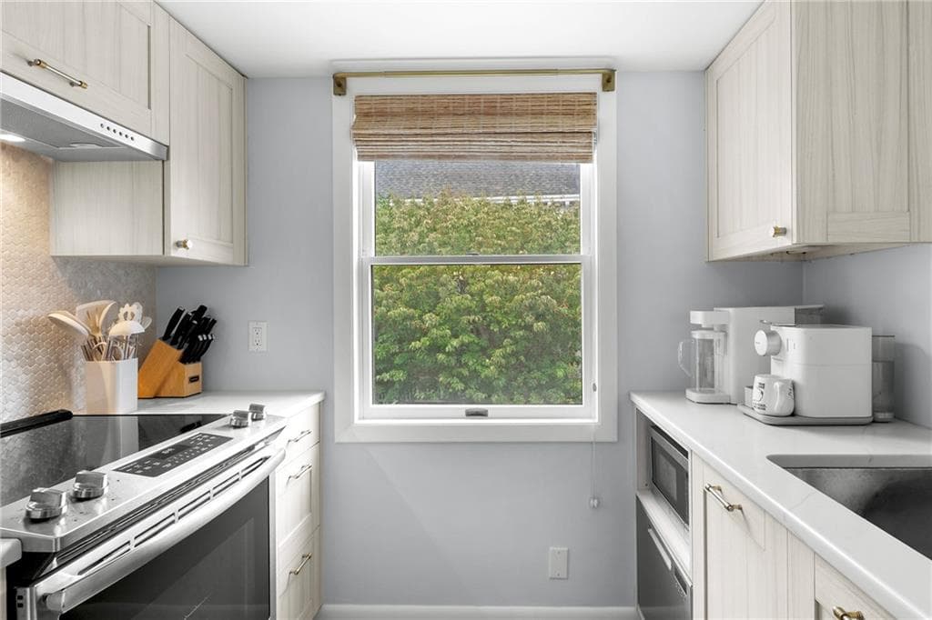 Condominium at 364 Bellevue Avenue UNIT D7, Newport, photo 7 of 35