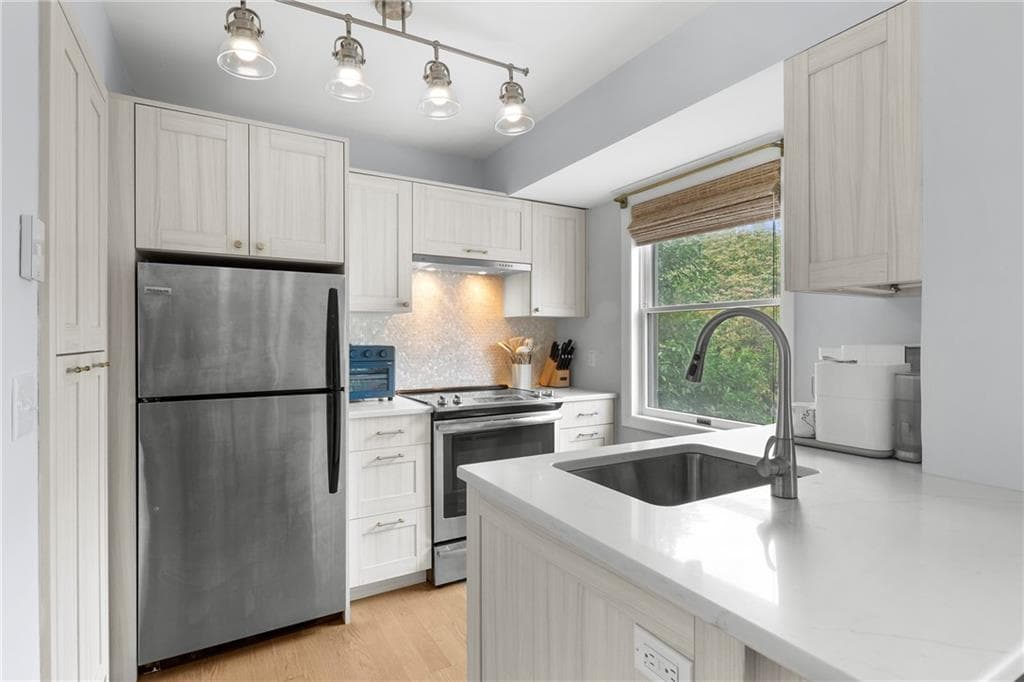 Condominium at 364 Bellevue Avenue UNIT D7, Newport, photo 4 of 35