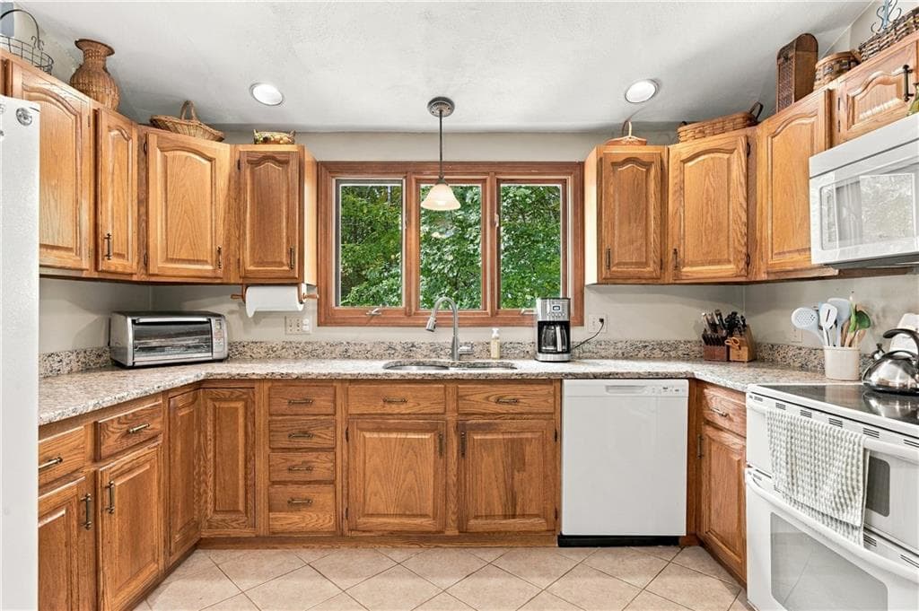 Single Family Residence at 510 Maureen Circle, Burrillville, photo 9 of 44