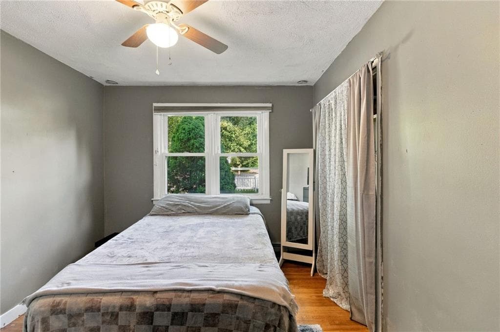 Single Family Residence at 17 Pleasant View Circle, Smithfield, photo 12 of 29