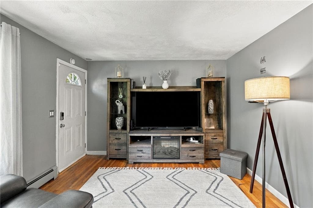 Single Family Residence at 17 Pleasant View Circle, Smithfield, photo 5 of 29